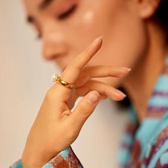 NWT White Pearl Ring Sz.8 18K Hold Plated Minimalist Elegant - Picture 3 of 8